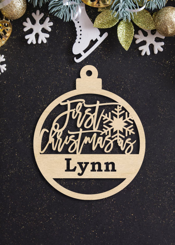 Kerstbal-met-naam-van-hout-Lynn