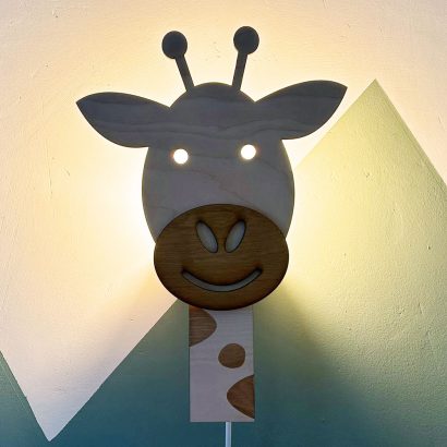 Houten-Muurlamp-Babykamer-Giraf-aan